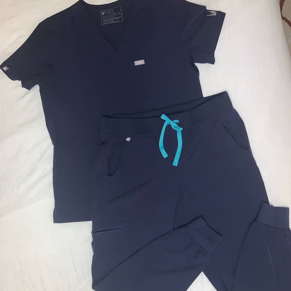 Figs Freex water resistant navy scrub set Catarina top (M), Zamora jogger (MP)